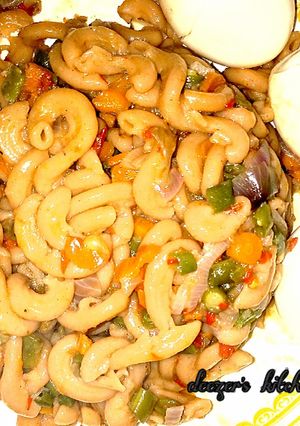 A picture of Jollof macroni.