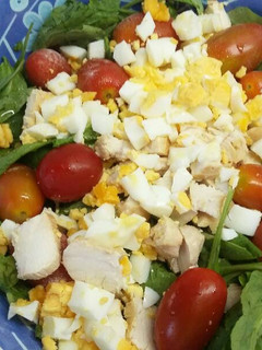 Una foto de Ensalada de pollo, rúcula y cherry