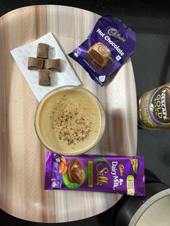 હોટ ચોકલેટ મિલ્ક (Hot Chocolate Milk Recipe In Gujarati) રેસીપી મુખ્ય ફોટો