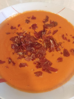 Una foto de Salmorejo con jamón crujiente