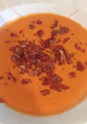 Una foto de Salmorejo con jamón crujiente