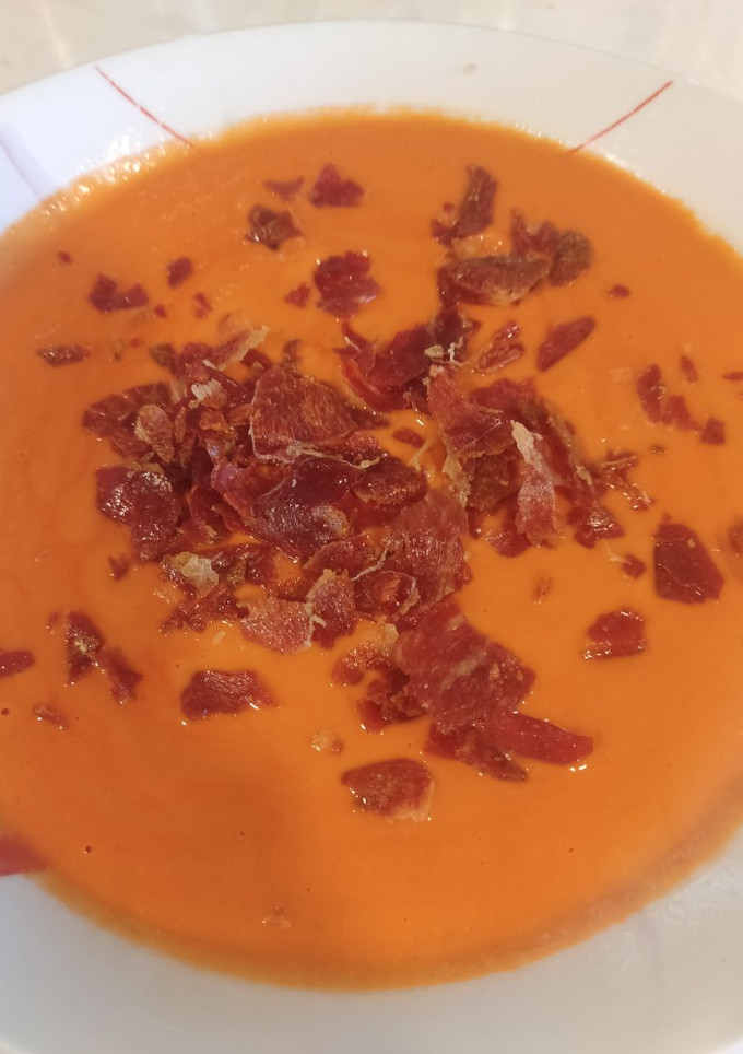 Una foto de Salmorejo con jamón crujiente
