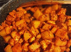 Una foto de Pollo adobado con papas y zanahoria