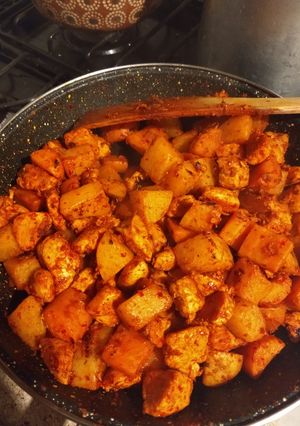 Una foto de Pollo adobado con papas y zanahoria