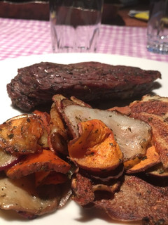 Una foto de Carne al horno con chips de papa y boniato
