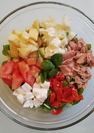 Una foto de Ensalada fresca con fruta