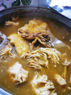 Una foto de Pollo en salsa verde con coralitos del monte