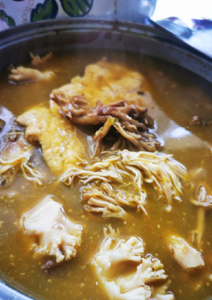 Una foto de Pollo en salsa verde con coralitos del monte