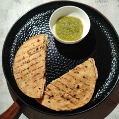 A picture of Hung curd boiled chana roti sandwich.