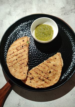 A picture of Hung curd boiled chana roti sandwich.