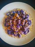Gnocchi di patata viola con gorgonzola e nocciole