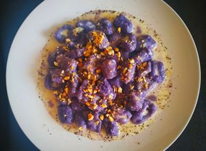Foto di Gnocchi di patata viola con gorgonzola e nocciole