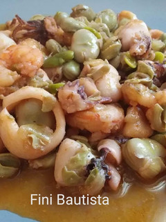 Una foto de Calamares con habas