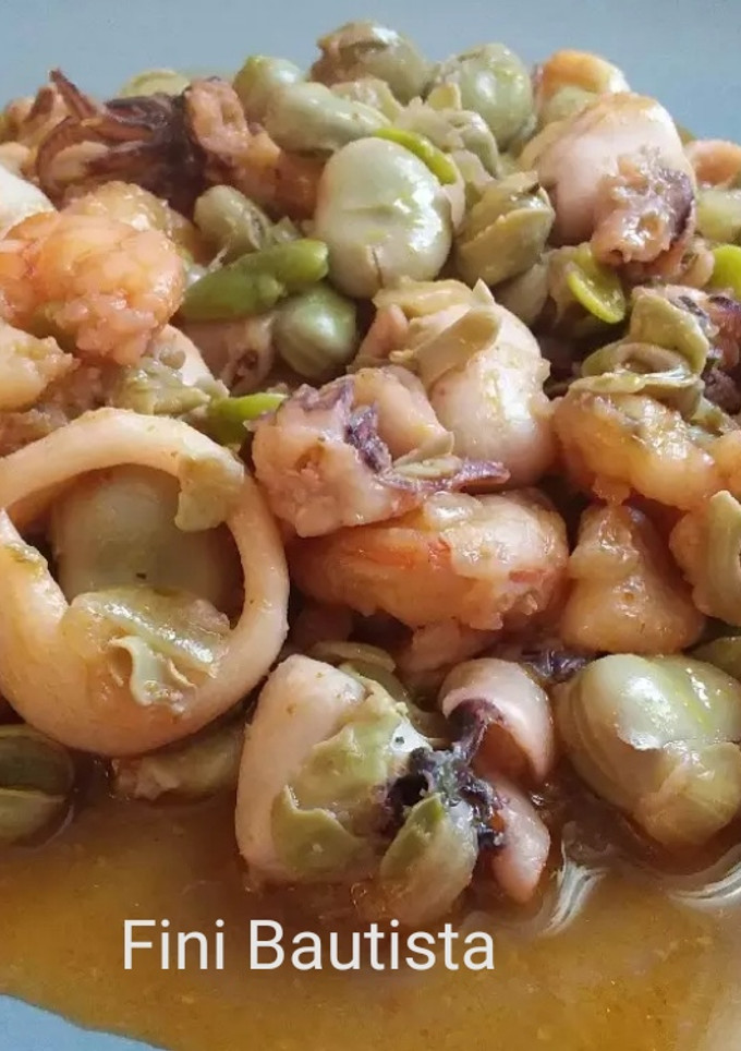 Una foto de Calamares con habas