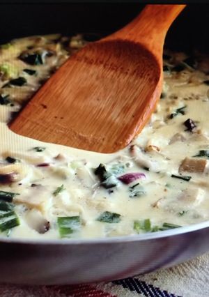 Una foto de Salsa de crema de verdeo y champi