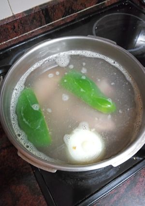 Una foto de Caldo de pollo (Para aprovechar el pollo, verdura y caldo)