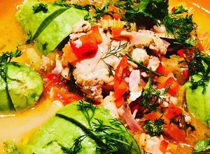 Una foto de Sopa de Salmón Rocoto con Aguacate (Spicy Salmón Soup)
