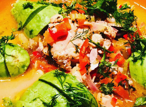 Una foto de Sopa de Salmón Rocoto con Aguacate (Spicy Salmón Soup)
