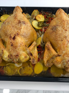 Una foto de Pollo al horno con patatas y verduras