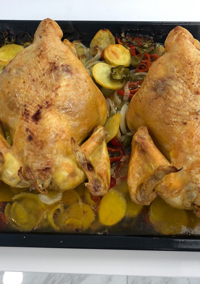 Una foto de Pollo al horno con patatas y verduras