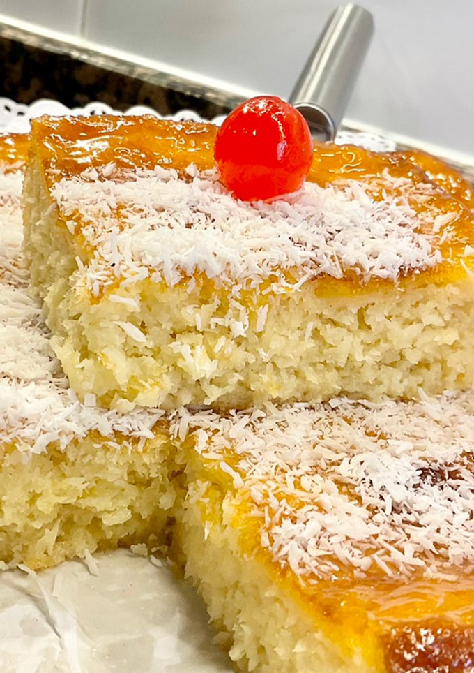Una foto de Pastel húmedo de coco con nata