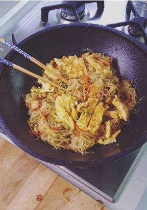 Foto di Spaghetti di riso con verdure e pollo🍜