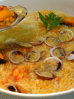 Una foto de Sopa de pescado y marisco o Sopa Marinera