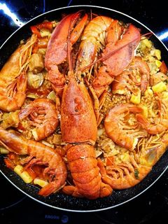 Una foto de Paella con bogavante