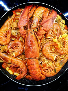 Una foto de Paella con bogavante