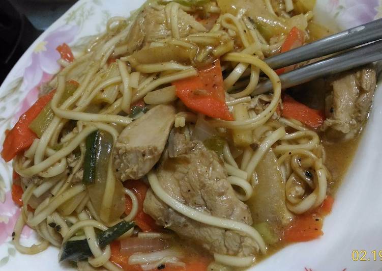 黑胡椒雞胸肉蔬菜濕炒麵