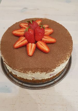 O poză a rețetei Cheesse cake tiramisu cu căpșuni și biscuiți speculos.