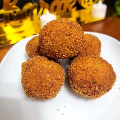 Chicken meat balls with cheese A picture of Chicken meat balls with cheese.