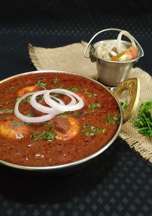 विदर्भातील झणझणीत सावजी अंडा शेरवा (saoji anda serva recipe in marathi) रेसिपी चे मुख्य फोटो 