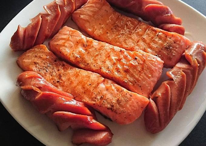 Langkah Mudah untuk Menyiapkan Pan Seared Salmon + 3 bahan pembantu, Lezat