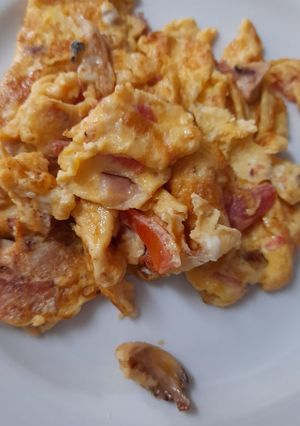 Foto de Ovos mexidos com Tomate e Frango