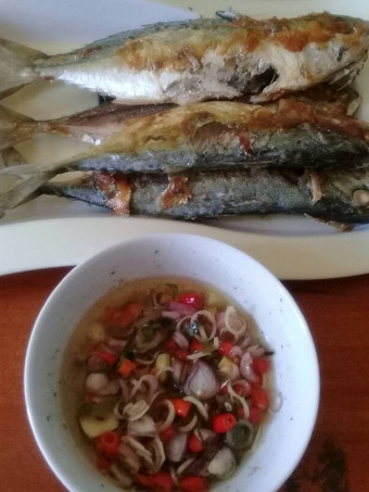 Cara Membuat Ikan Kembung panggang sambal matah Murah