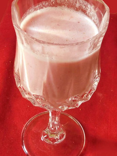 ஸ்ட்ராபெரி மில்க் ஷேக் (Strawberry milkshake recipe in tamil) செய்முறை முக்கிய புகைப்படம்