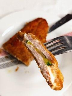 Una foto de Milanesas de pollo y calabacín con queso