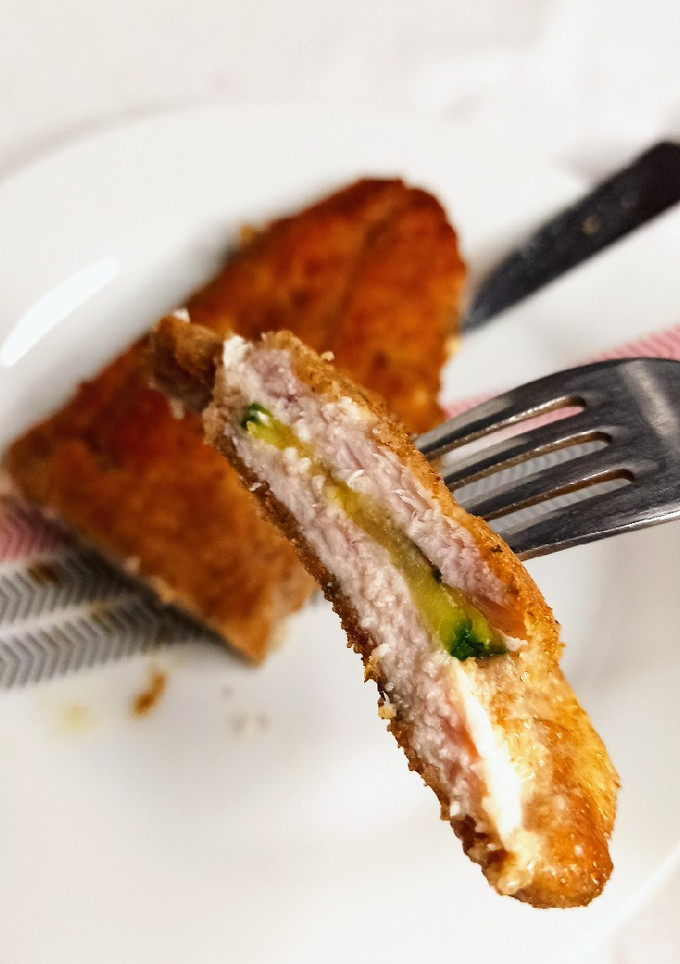 Una foto de Milanesas de pollo y calabacín con queso