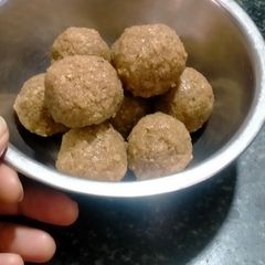 A picture of Gud chapathi ladoo.