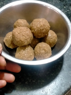 A picture of Gud chapathi ladoo.