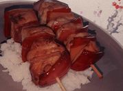 Una foto de brochetas de japón