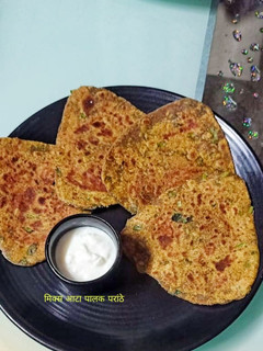 मिक्स आटा पालक परांठे रेसिपी मुख्य फोटो