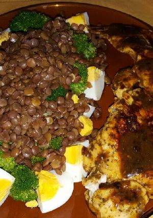 Una foto de Pollo al sarten y ensalada daf