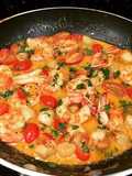 Camarones con vieiras y tomatitos, para Semana Santa