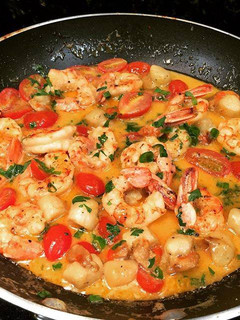 Una foto de Camarones con vieiras y tomatitos, para Semana Santa