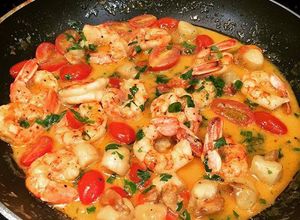 Una foto de Camarones con vieiras y tomatitos, para Semana Santa