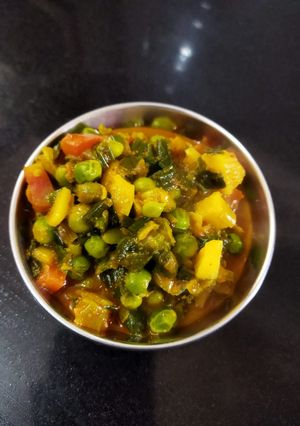 લીલી ડુંગળી વટાણા નું શાક (Lili Dungri Vatana Shak Recipe In Gujarati) રેસીપી મુખ્ય ફોટો