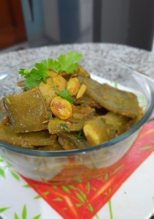 A picture of Spicy Flatbean potatoes curry.