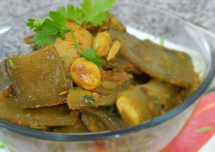 Steps to Make Super Quick Homemade Spicy Flatbean potatoes curry